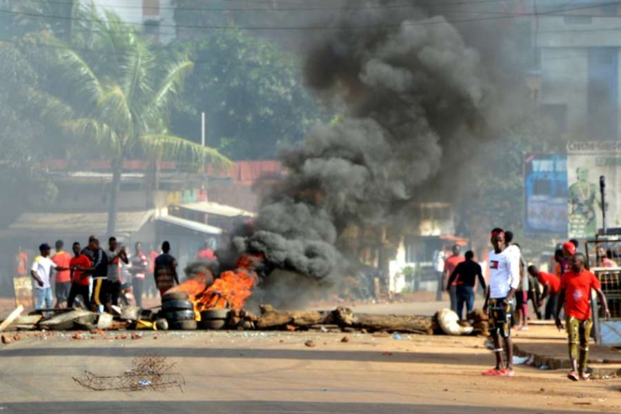 Manifestants-brûlent-des-pneus-à-Conakry-le-14-octobre-2019 (crédit photo Google)